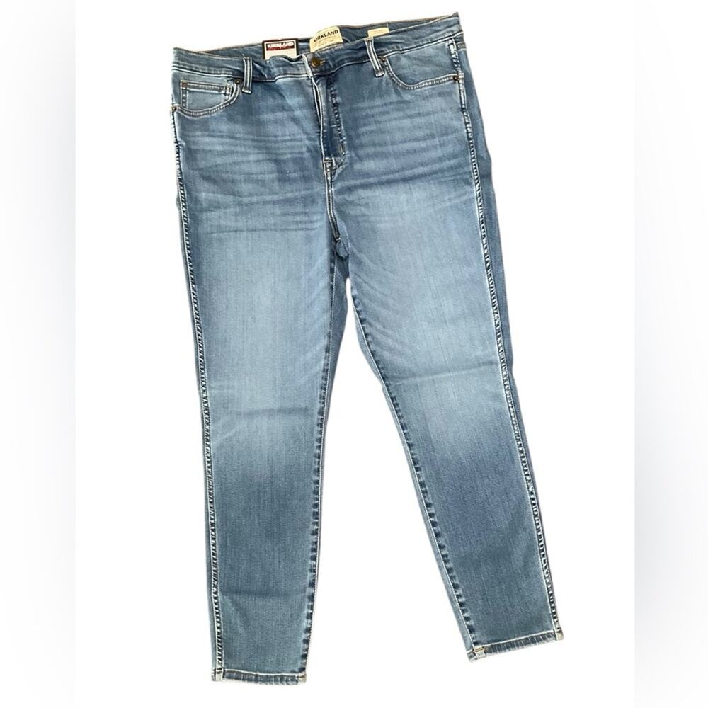 Kirkland Signature Women's High Rise Jeans Stretch Light Blue Size 18 NWT